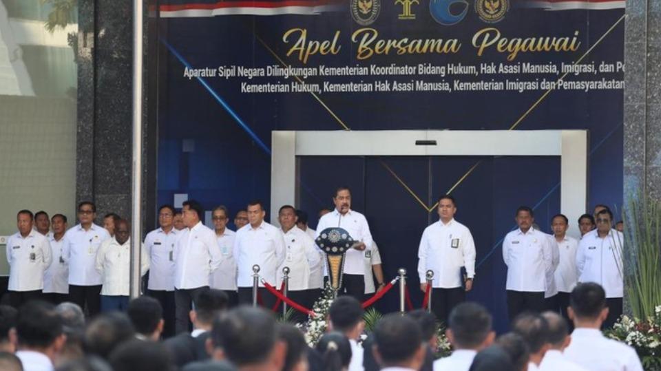 Apel Bersama Pegawai Kementerian Koordinator Bidang Hukum, HAM, Imigrasi dan Pemasyarakatan Apel Bersama Pegawai Kementerian Koordinator Bidang Hukum, HAM, Imigrasi dan Pemasyarakatan