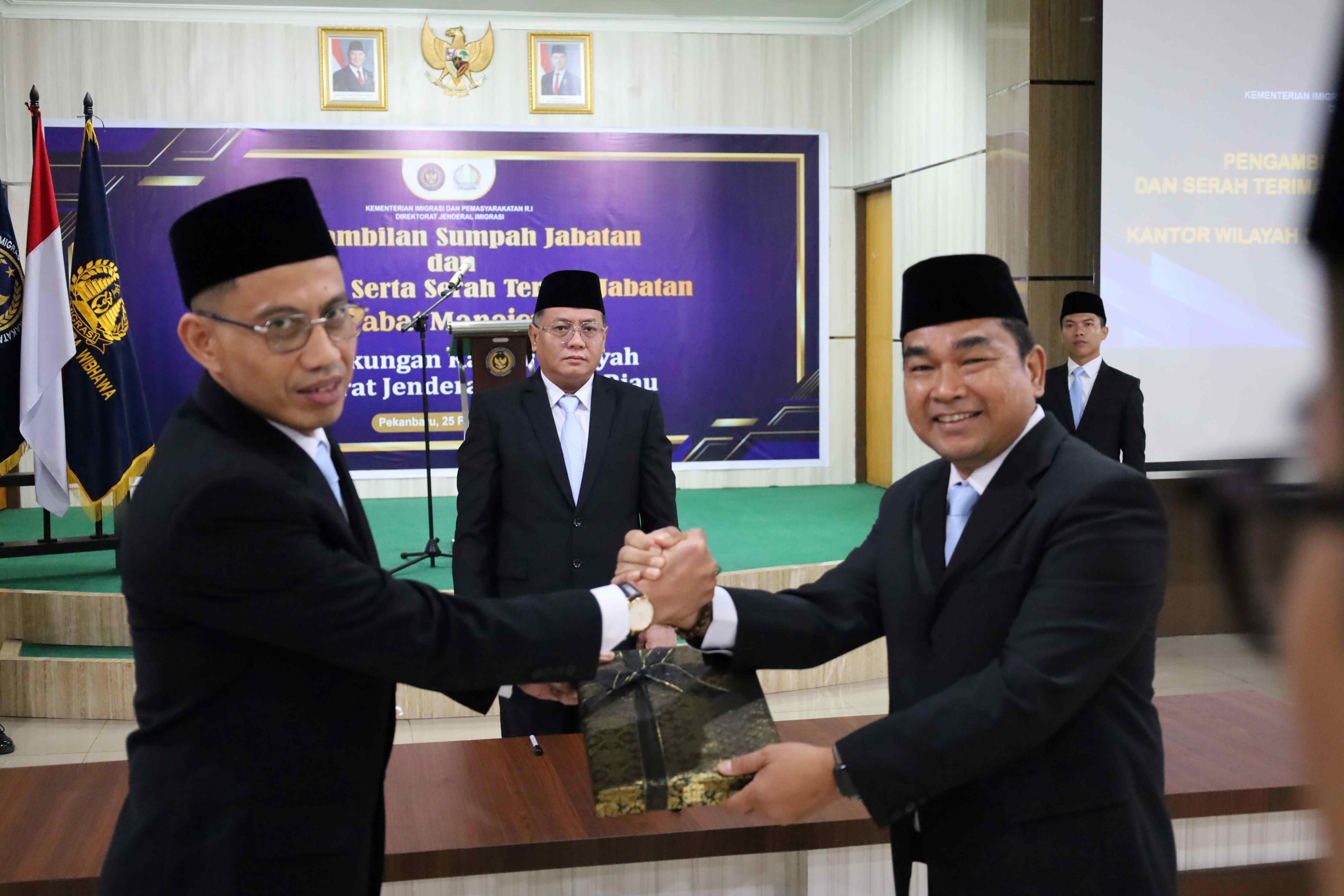 KANTOR IMIGRASI PEKANBARU LAKSANAKAN UPACARA PELANTIKAN DAN PENGAMBILAN SUMPAH