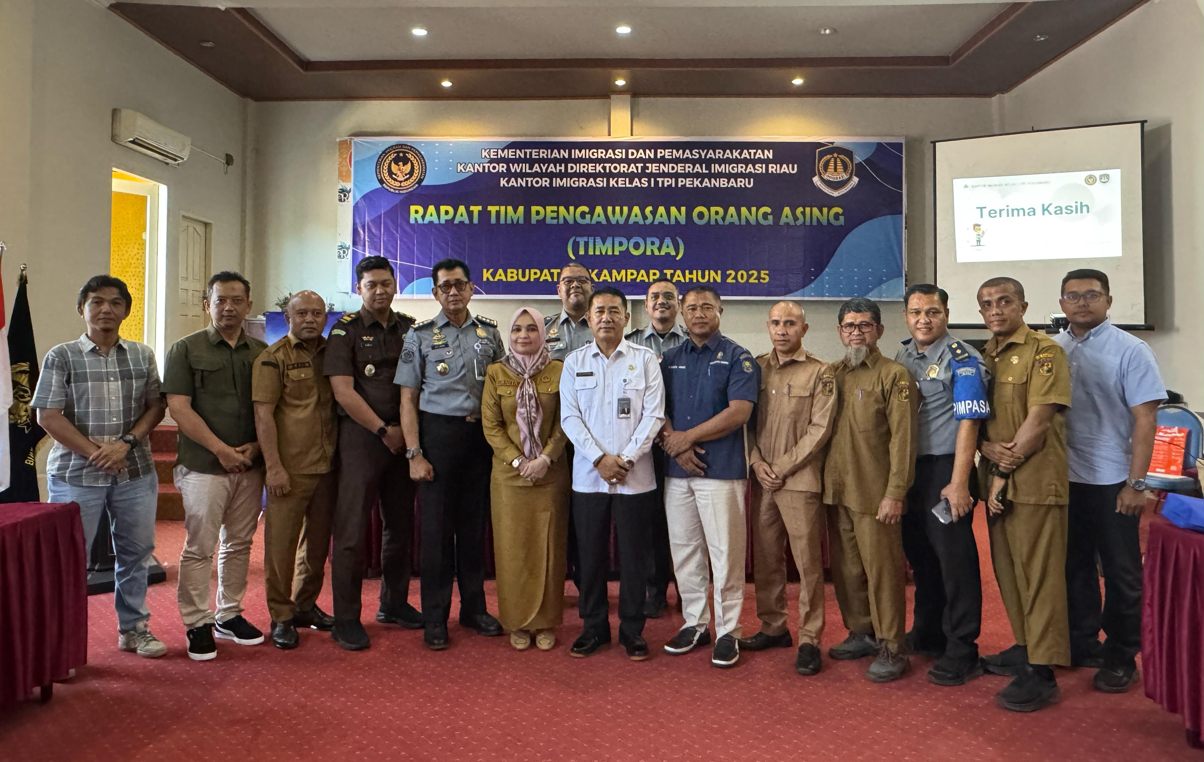 SINERGI TEGAS AWASI WNA, IMIGRASI PEKANBARU GELAR RAPAT TIMPORA DI KAMPAR SINERGI TEGAS AWASI WNA, IMIGRASI PEKANBARU GELAR RAPAT TIMPORA DI KAMPAR