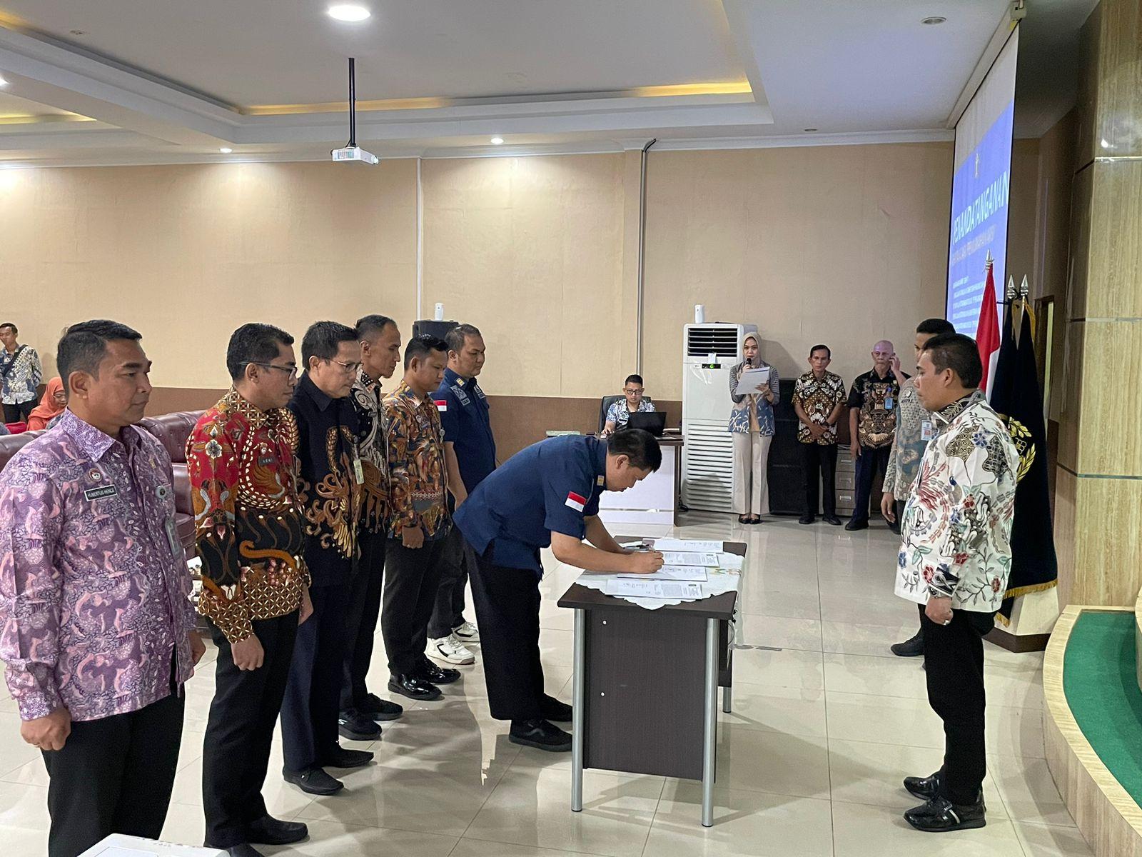 IMIGRASI PEKANBARU MUSNAHKAN 1.762 ARSIP LAYANAN KEIMIGRASIAN WNA