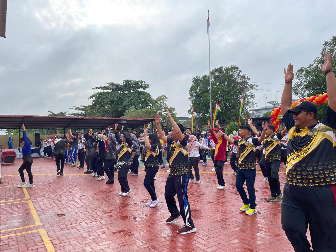 MERIAHKAN HARI BHAKTI IMIGRASI KE-75, KANWIL DITJENIM RIAU BERSAMA IMIGRASI PEKANBARU GELAR BAKTI SOSIAL DAN IMIGRASI SEHAT