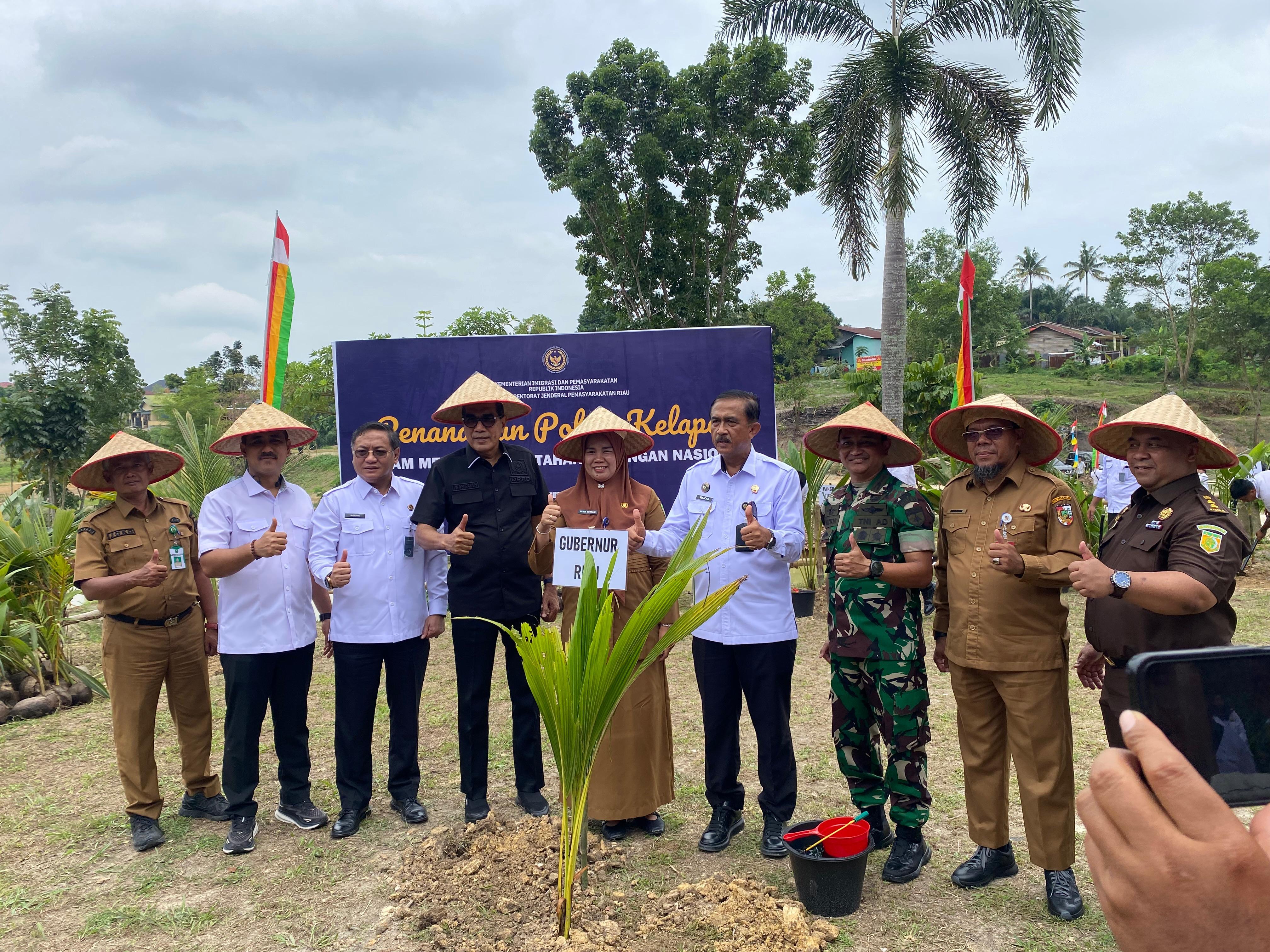IMIGRASI PEKANBARU LAKSANAKAN PENANAMAN POHON KELAPA, DUKUNG KEMANDIRIAN PANGAN SERTA KELESTARIAN LINGKUNGAN
