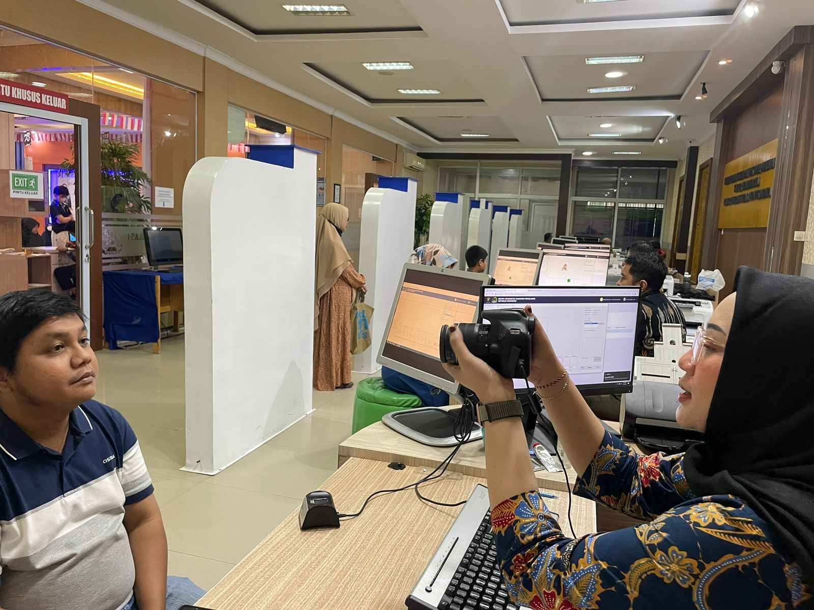 Memperingati Hari Bhakti Imigrasi (HBI) Ke-74 tahun 2024, Kantor Imigrasi Kelas I TPI Pekanbaru Kanwil Kemenkumham Riau membuka layanan paspor simpatik