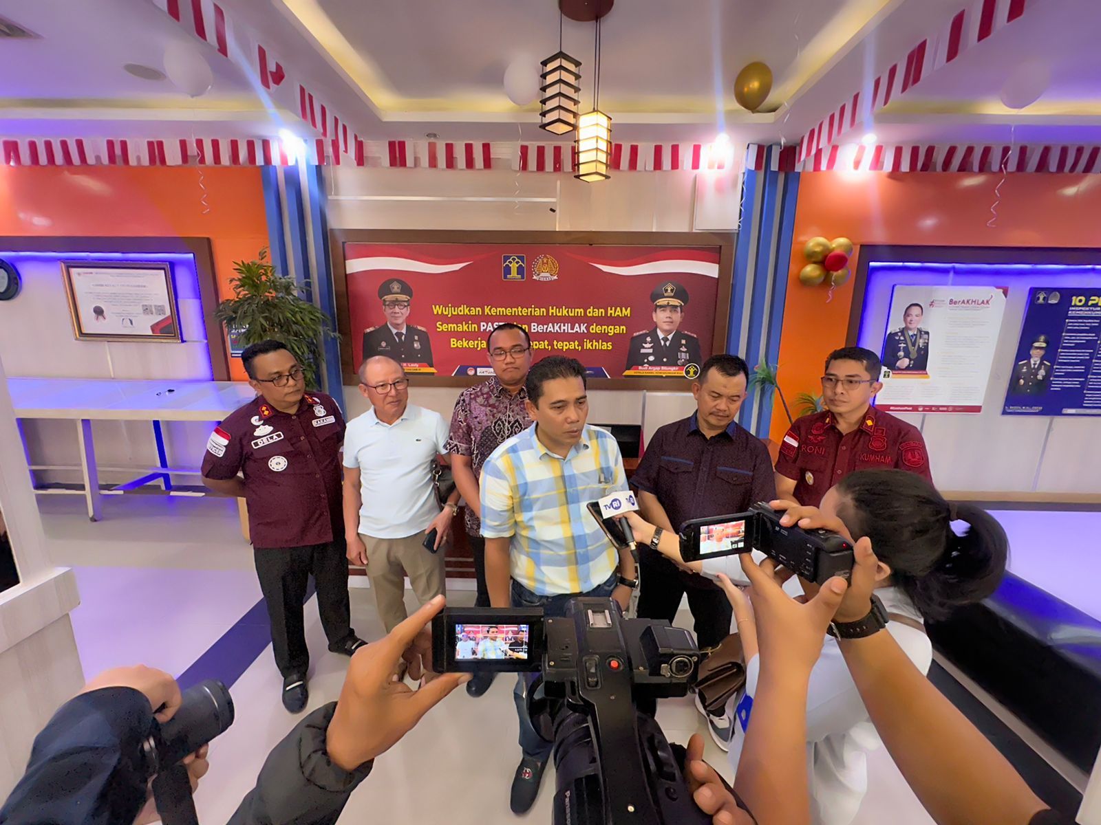 Hari terakhir layanan Paspor SIMPATIK dalam rangka meriahkan Hari Bhakti Imigrasi, Kakanwil Kemenkumham Riau sambangi Kantor Imigrasi Pekanbaru